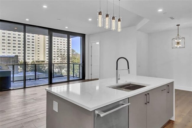 Photo - 2425 Peachtree Rd NE