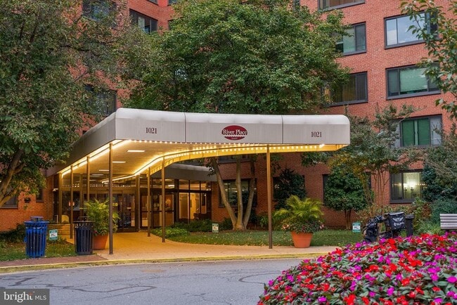 Building Photo - 1021 Arlington Blvd Unit 1131