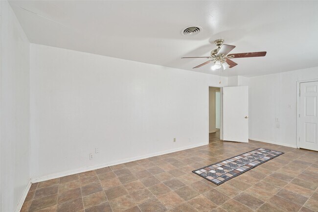 Photo - 203 Paul Knox St