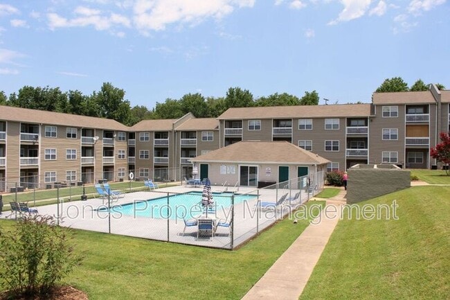 Photo - 307 Country Club Dr NE