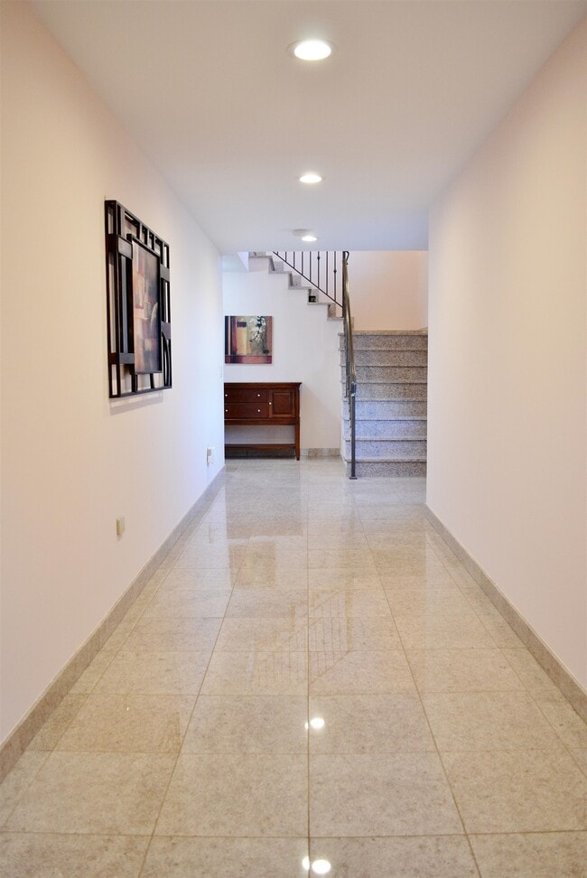 Photo - 198-200-200 W 52nd St