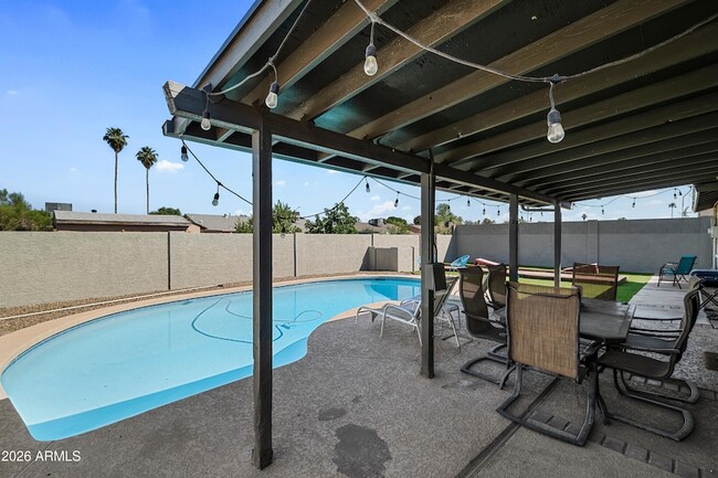 Photo - 208 E Oxford Dr