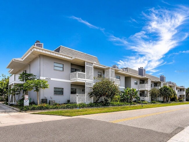 Building Photo - 4405 W Fair Oaks Ave Unit 18