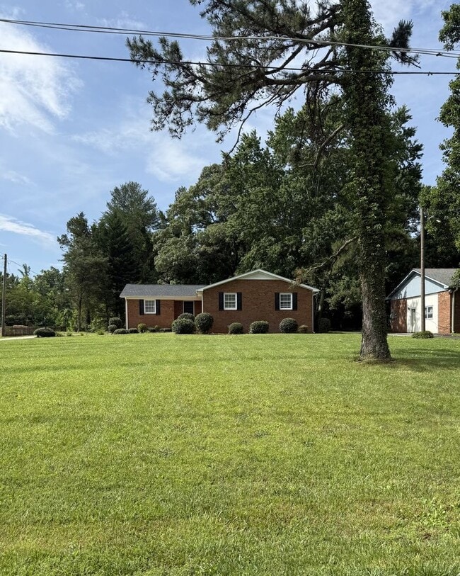 4 Bedroom Home On Quiet Road With Screened... - 4 Bedroom Home On Quiet Road With Screened...