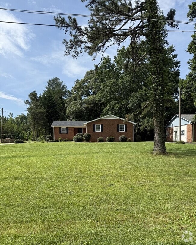 Building Photo - 4 Bedroom Home On Quiet Road With Screened...