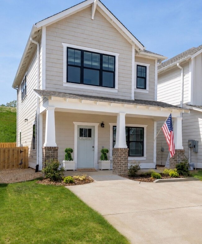 Building Photo - Popular Evergreen Floor Plan!