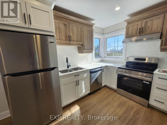 Photo - 114 Lewis St W