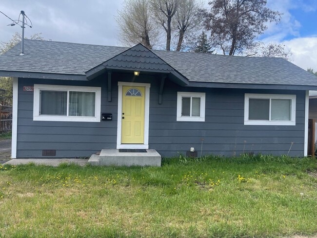 Building Photo - 3 Bedroom 2 Bath- home