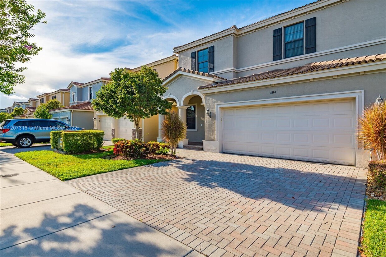 Photo - 804 NE 191st St (Miami, FL)