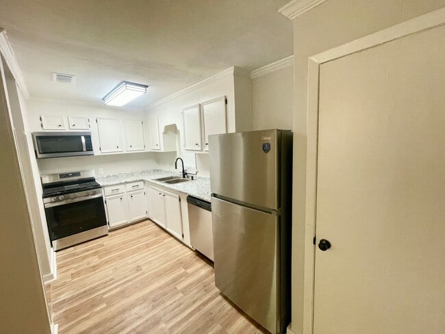 Photo - 1 Bedroom/1 Bath Duplex Unit Available for Rent in Brandon 042!