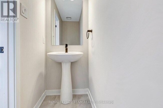 Photo - 920 Parnian Private