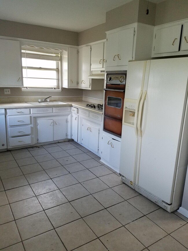 Photo - 2113 Henderson Dr