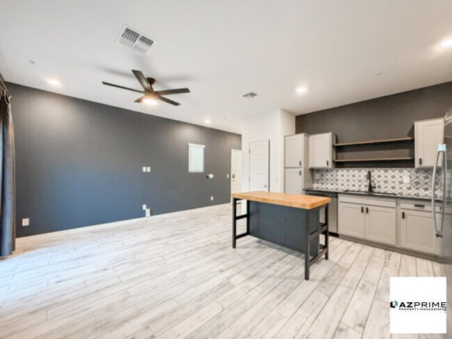 Photo - Upgraded 2/2.5 Phoenix Townhouse!