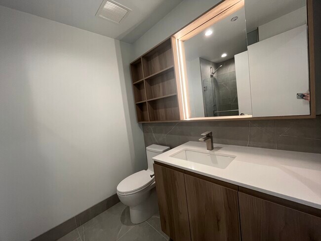 Photo - 370 N Desplaines St