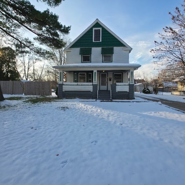 Building Photo - 1378 E 187th St Unit Downstairs