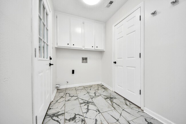 Photo - 1319 Forsythe Ln