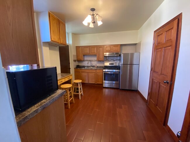 Building Photo - 1340 W 19th St Unit 1 rear