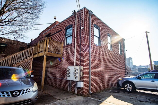 Building Photo - 413 W Depot Ave