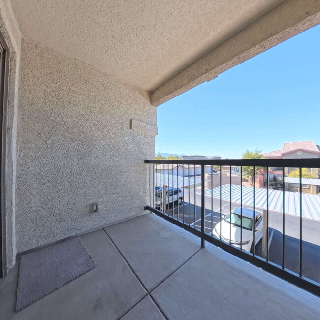 Building Photo - Charming 2nd Floor Unit 2154