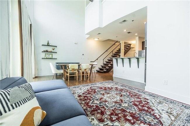 Building Photo - 1221 Caroline St NE Unit 201