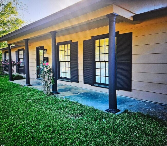 Building Photo - 1450 Springdale Dr Rental