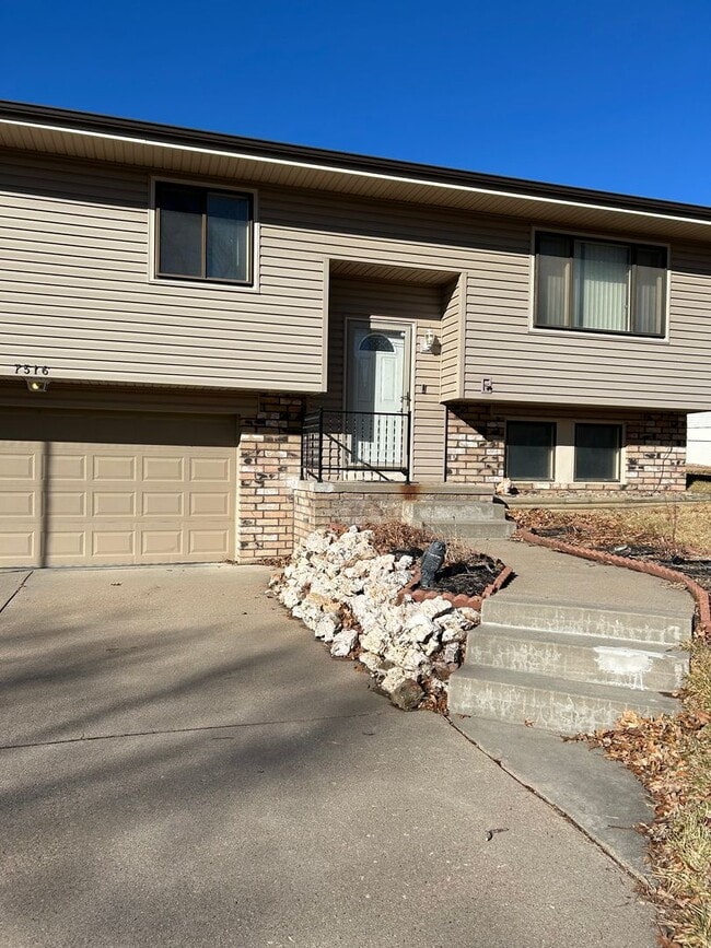 Building Photo - Spacious 3-Bedroom, 1-Bath Home with Garage & Basement in La Vista