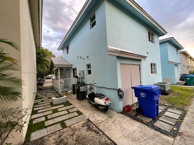 Photo - 325 NW 19th Ln