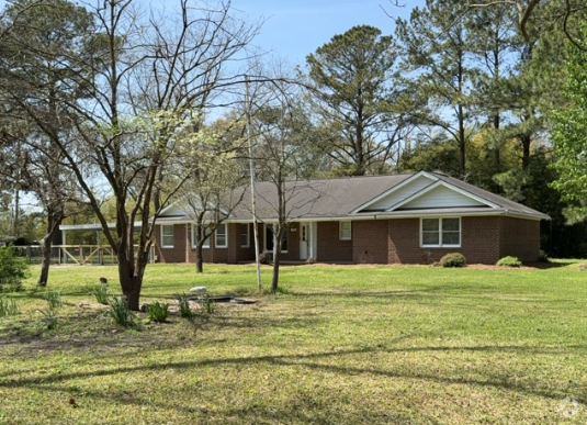 Building Photo - Beautiful 3 Bedroom, 2 Bath Home -135 Yate...
