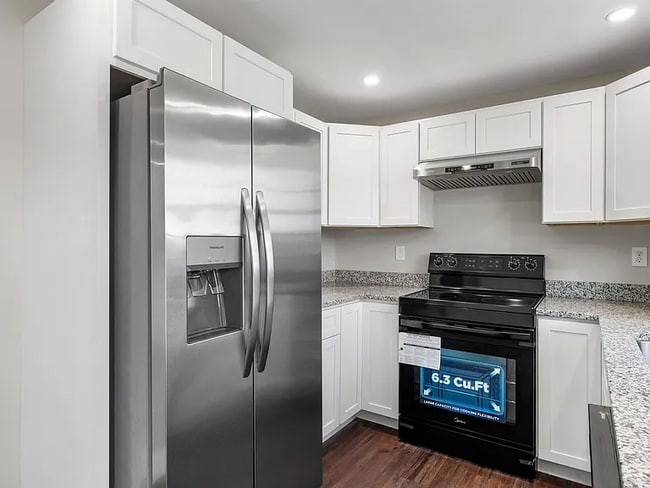 Photo - 84 Old Lake Shore Rd Unit Left