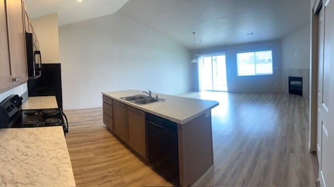 Photo - Moen Fields 3 Bed 3 Bath Garden Townhome across from Greenacres Elementary Unidad 512