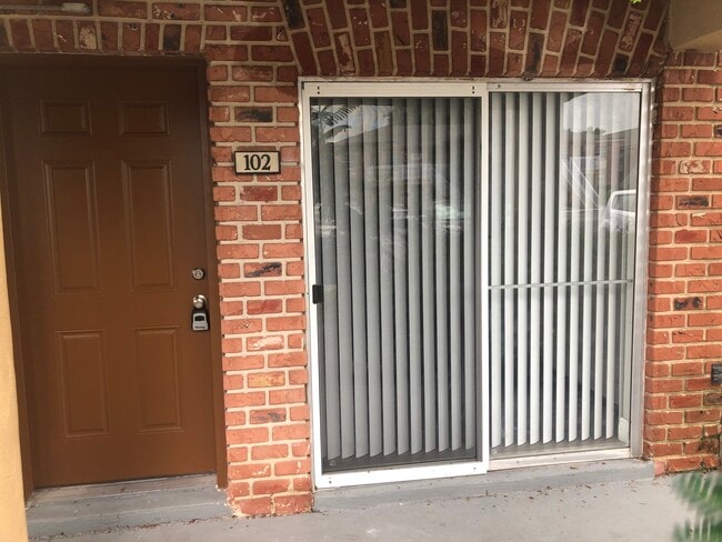 Puerta principal - 2520 Caper Ln Unidad 102