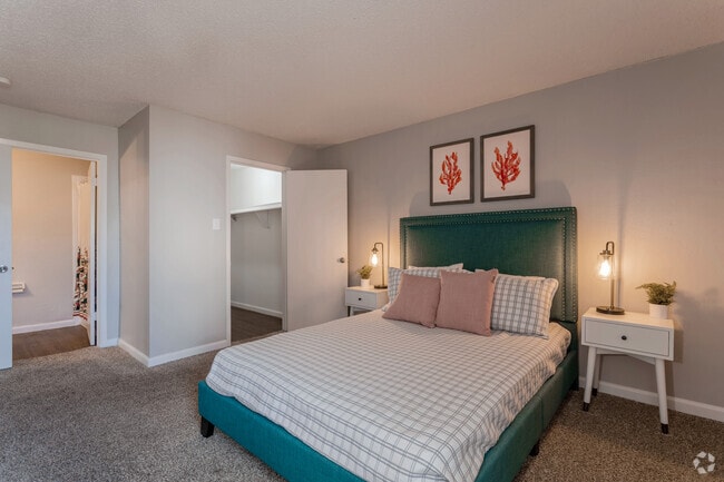 2BR, 2BA - 1000 SF Belmont - Bedroom