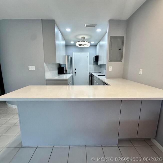 2171 NE 66th St Unit 828