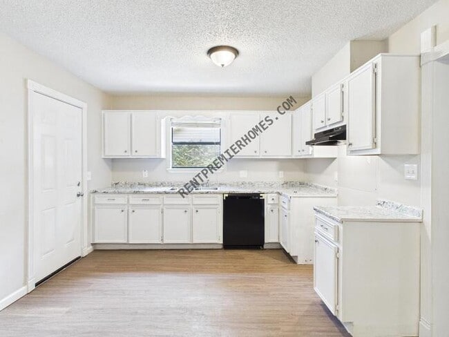 Photo - 88 Oak Forest Loop
