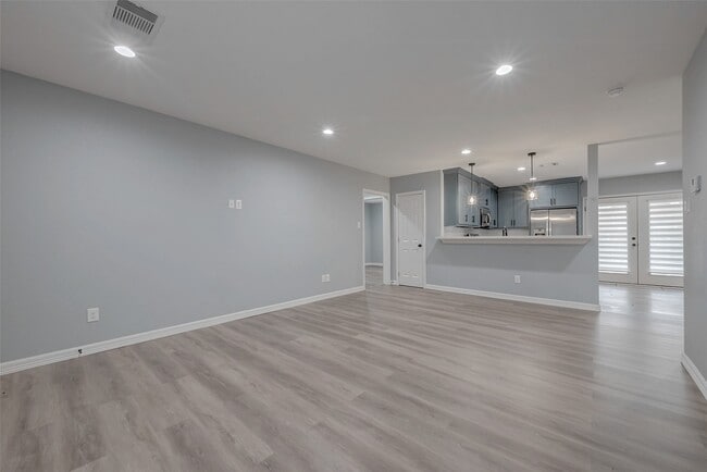 Photo - 6322 Victoria St