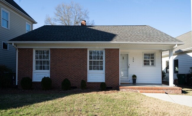 Building Photo - Cotswold 3 bed, 2bath brick ranch