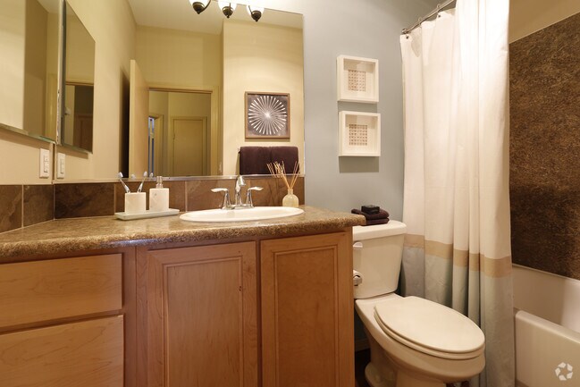 Baño - Shasta - The Villas at Kennedy Creek Apartments