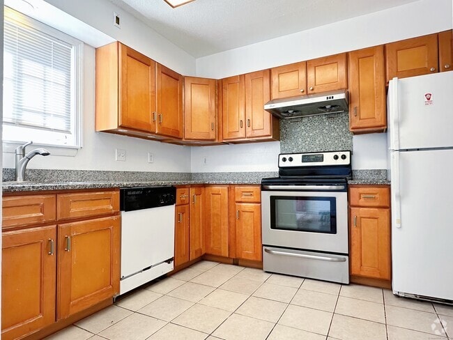Building Photo - 1679 Litchfield Turnpike Unit Apt A