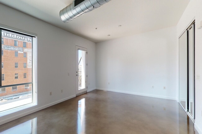 1BR, 1BA - 723 SF