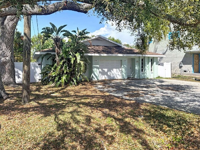 Photo - 10597 101st Ave