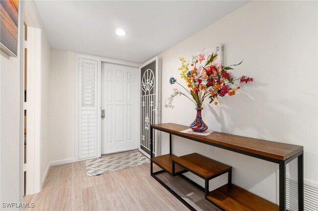 Building Photo - 425 Wildwood Ln Unit 425