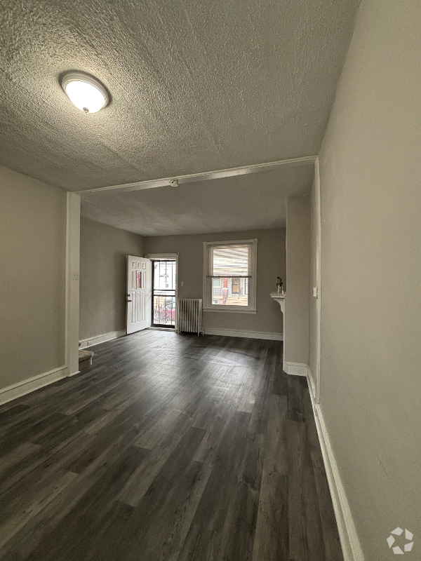 Building Photo - 922 S Yewdall St Rental