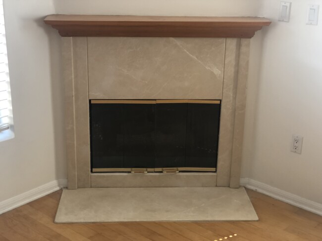 Marbel electric fireplace - 1717 Armacost Ave Apartamentos Unidad #4