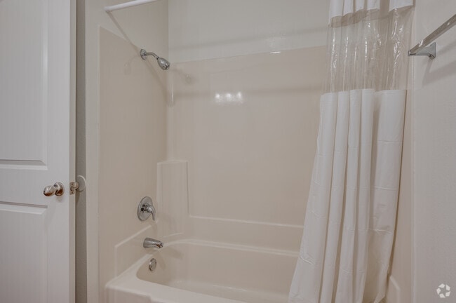 Studio, 1 BA - 530 SF - Regency Plaza Apartments