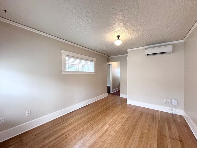 Photo - Beautiful Vintage 1 BR! MOVE IN SPECIAL Unidad 31ST AVE NE - 1025