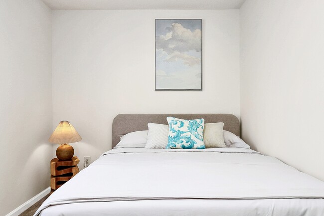 Fully furnished bedroom - 7737 Batavia Ln