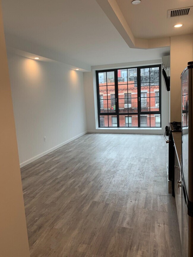 Photo - 433 W 53rd St Unidad 63