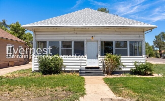 Building Photo - 2 Bed/1.5 Bath Home with Garage / Available Now!