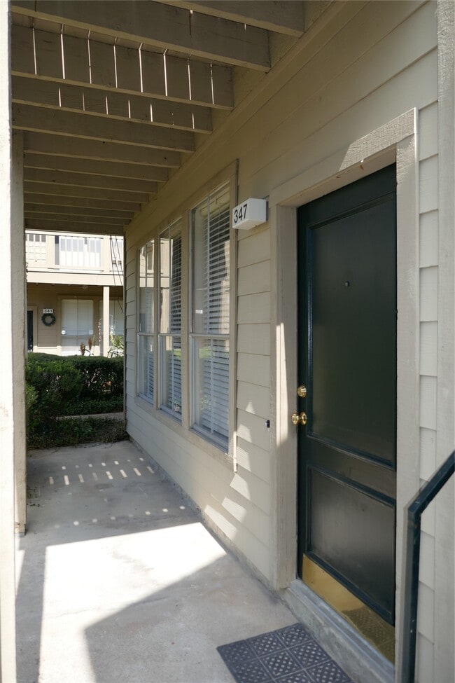 Photo - 2100 Tanglewilde St Unidad 347