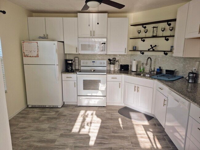 Photo - 1975 Westminster Cir Unit 4